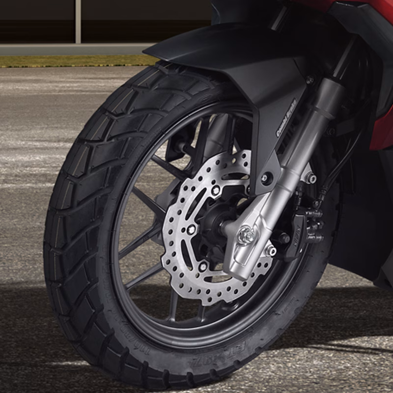 Wide Tire with Semi Dual Purpose Pattern Image